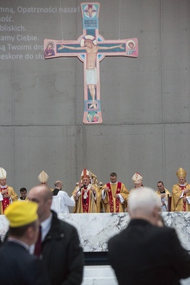 Zaprojektowany przez Hannę Dąbrowską-Certę dwustronny symbol męki Pana ma niezwykłą symbolikę.