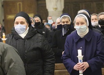 	Podczas uroczystości odnowiono śluby.  Z lewej s. Pacyfika.