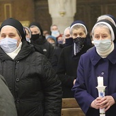 	Podczas uroczystości odnowiono śluby.  Z lewej s. Pacyfika.