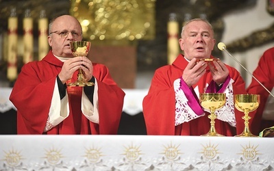 	Msza św. na rozpoczęcie czasu dziękczynienia i misji. Na zdjęciu ks. Ciosek (z lewej) i ks. Kudłacz.