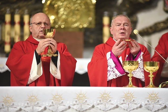 	Msza św. na rozpoczęcie czasu dziękczynienia i misji. Na zdjęciu ks. Ciosek (z lewej) i ks. Kudłacz.