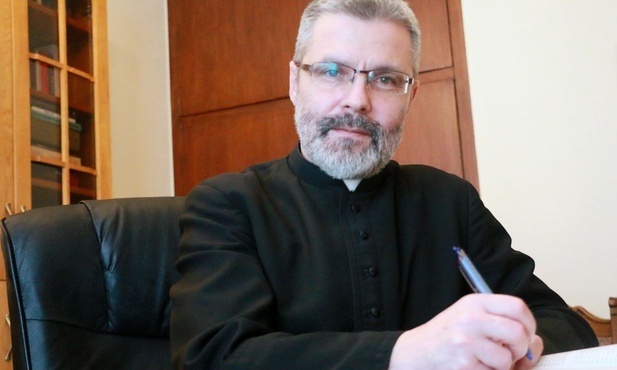 Ks. Arkadiusz Paśnik zaprasza w podróż z książką.