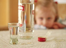▲	Problemy małżeńskie i rodzinne mogą mieć podłoże w nadużywaniu alkoholu przez jednego z członków rodziny.