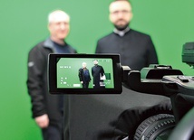 ▲	Ksiądz Maciej Charabin i Andrzej Kasperski w studiu.