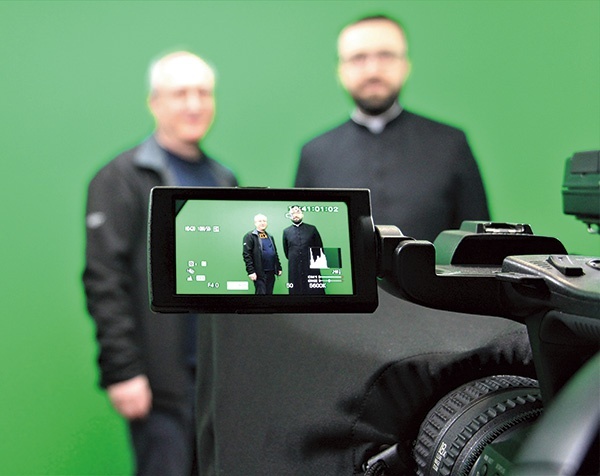 ▲	Ksiądz Maciej Charabin i Andrzej Kasperski w studiu.