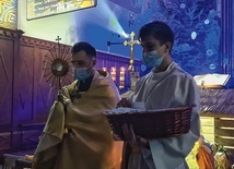 ▲	Adoracyjna modlitwa w parafialnym kościele.