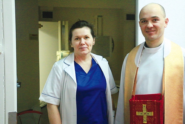 Ksiądz Paweł Jędrzejewski wraz z personelem medycznym służy potrzebującym.