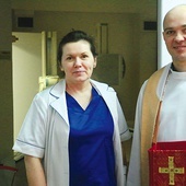 Ksiądz Paweł Jędrzejewski wraz z personelem medycznym służy potrzebującym.