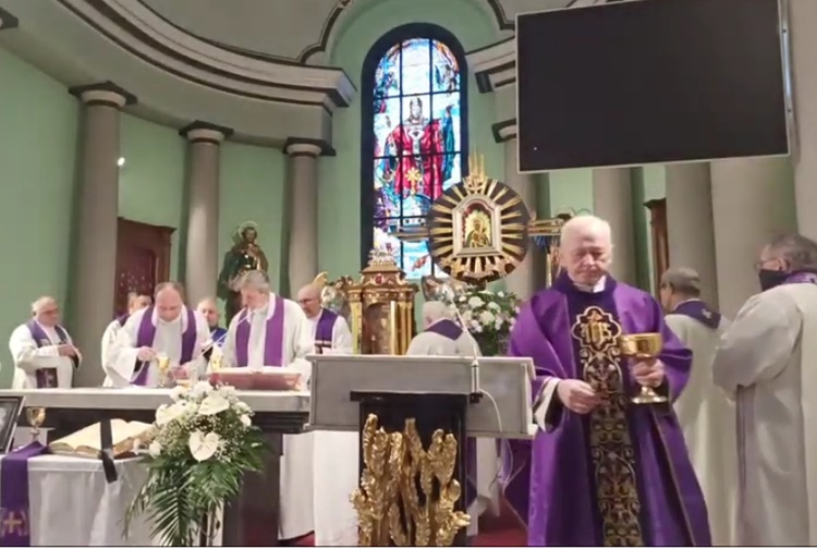 Ostatnie pożegnanie śp. ks. kan. Benedykta Fojcika w parafii Chrystusa Króla w Chybiu