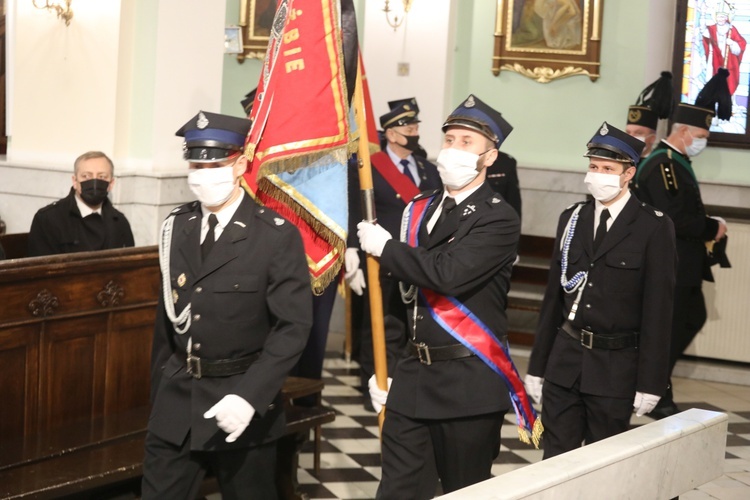 Ostatnie pożegnanie śp. ks. kan. Benedykta Fojcika w parafii Chrystusa Króla w Chybiu