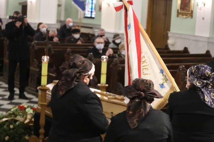 Ostatnie pożegnanie śp. ks. kan. Benedykta Fojcika w parafii Chrystusa Króla w Chybiu