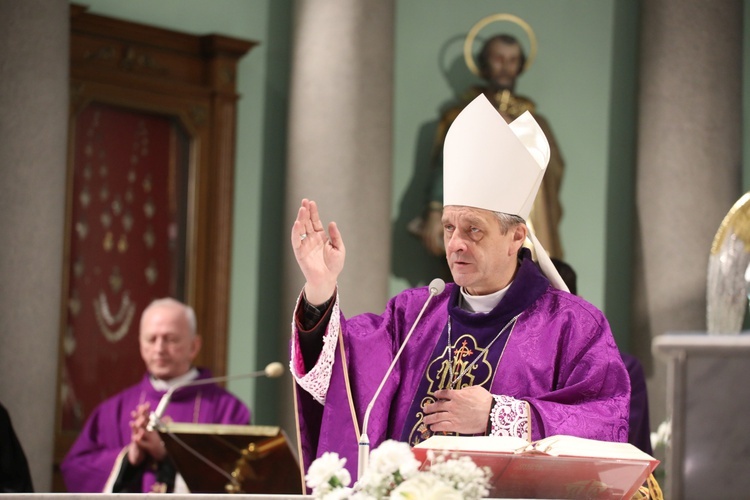 Ostatnie pożegnanie śp. ks. kan. Benedykta Fojcika w parafii Chrystusa Króla w Chybiu