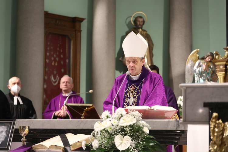 Ostatnie pożegnanie śp. ks. kan. Benedykta Fojcika w parafii Chrystusa Króla w Chybiu