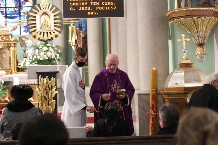 Ostatnie pożegnanie śp. ks. kan. Benedykta Fojcika w parafii Chrystusa Króla w Chybiu