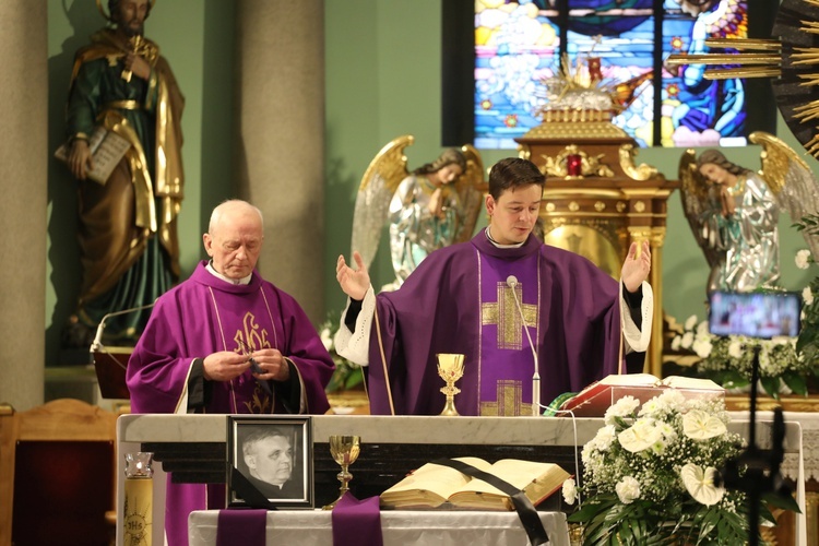 Ostatnie pożegnanie śp. ks. kan. Benedykta Fojcika w parafii Chrystusa Króla w Chybiu