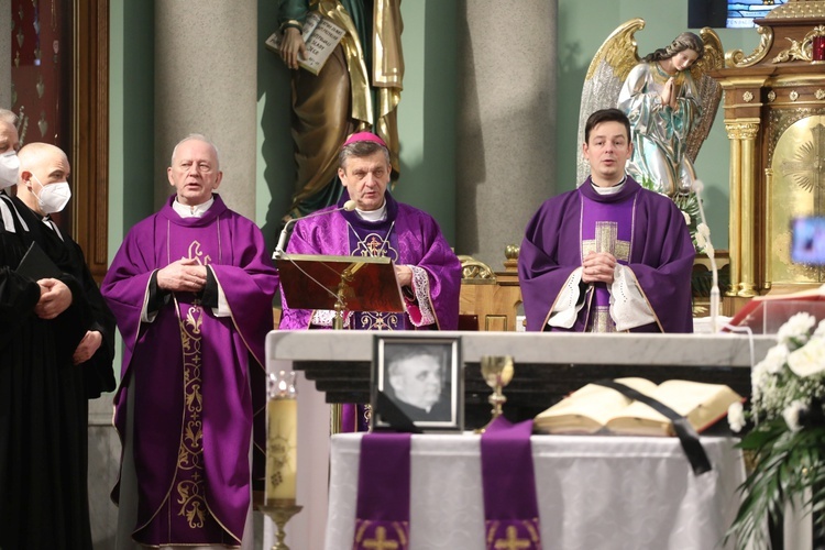 Ostatnie pożegnanie śp. ks. kan. Benedykta Fojcika w parafii Chrystusa Króla w Chybiu