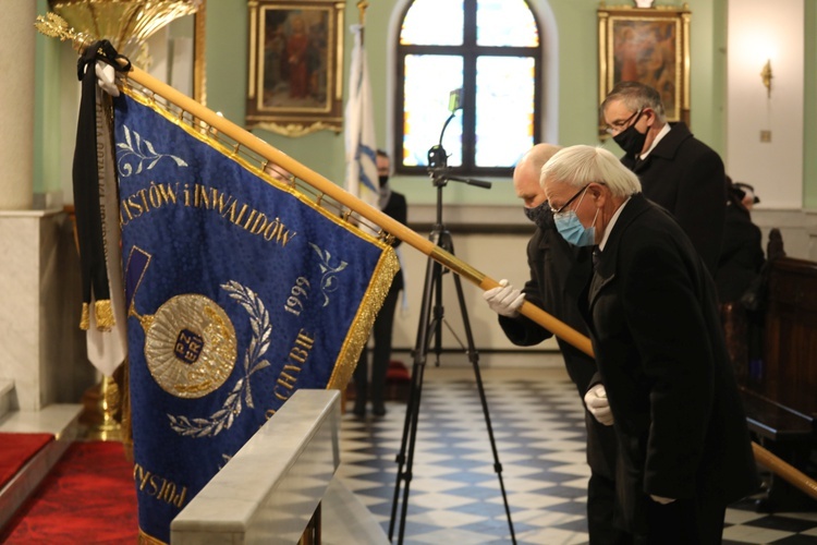 Ostatnie pożegnanie śp. ks. kan. Benedykta Fojcika w parafii Chrystusa Króla w Chybiu