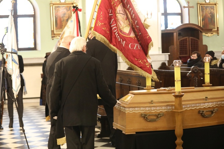 Ostatnie pożegnanie śp. ks. kan. Benedykta Fojcika w parafii Chrystusa Króla w Chybiu