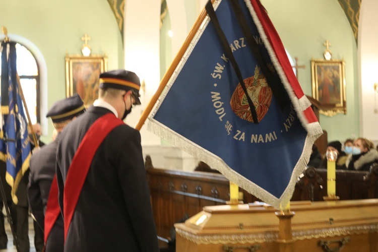 Ostatnie pożegnanie śp. ks. kan. Benedykta Fojcika w parafii Chrystusa Króla w Chybiu