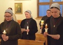 Podczas Eucharystii siostry ponawiały przyrzeczenia.