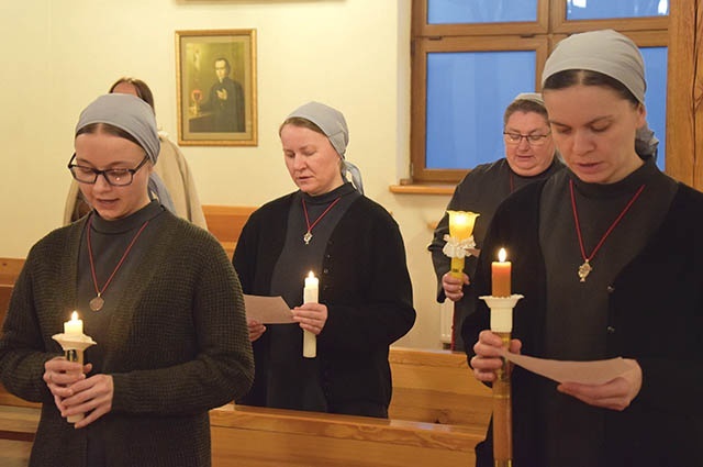 Podczas Eucharystii siostry ponawiały przyrzeczenia.