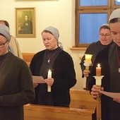 Podczas Eucharystii siostry ponawiały przyrzeczenia.