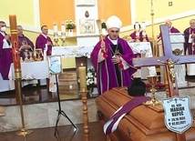 Msza św. pogrzebowa zgromadziła rodzinę, mieszkańców Czarnego, Bińcza, Wyczech, Domisławia, Raciniewa.