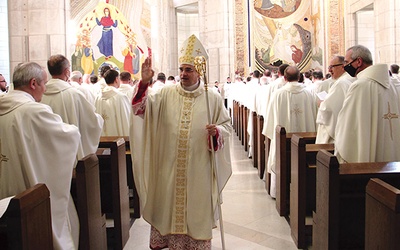 Na zakończenie uroczystości bp Chrząszcz przeszedł przez kościół, błogosławiąc zgromadzonych.