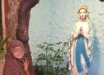 Sara codziennie zapala świecę w grocie lurdzkiej, a na koniec milczącej wizyty całuje figurę Maryi.