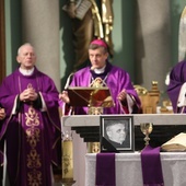 Pogrzebowej Mszy św. w Chybiu przewodniczył bp Roman Pindel, w koncelebrze z dziekanem ks. kan. Marianem Brańką i ks. Piotrem Górą.