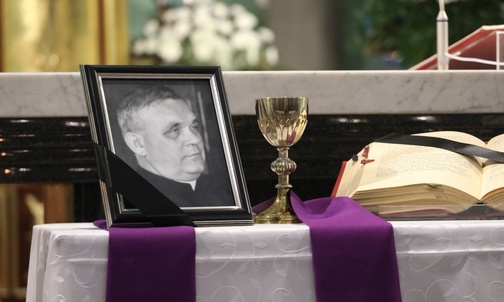 Symbole kapłańskiej posługi śp. ks. kan. Fojcika przed ołtarzem w Chybiu.