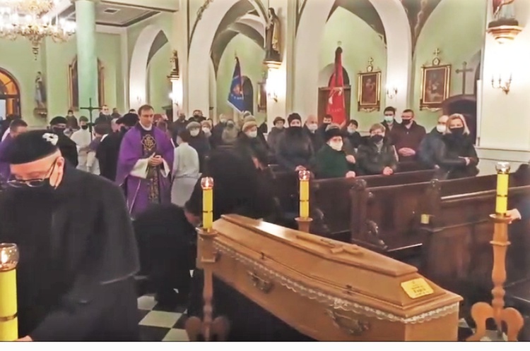 Pożegnanie trumny śp. ks. kan. Benedykta Fojcika w kościele w Chybiu.