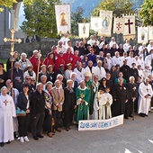 W położonym w Alpach Nadmorskich, niedaleko Nicei, Saint-Etienne-de-‑Tinée wciąż funkcjonują sięgające średniowiecza bractwa penitentów – białych, czarnych, czerwonych i niebieskich.