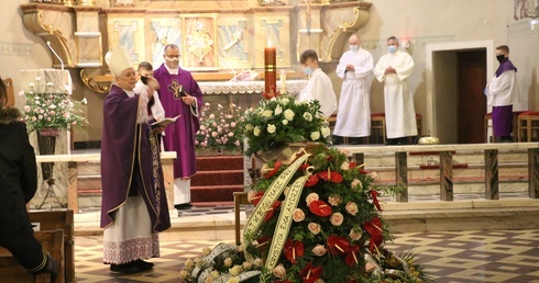 Bieruń. Pogrzeb Romana Nygi, wybitnego bieruńskiego artysty