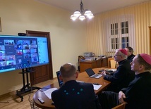 Biskupi i pracownicy kurii w czasie wideokonferencji.