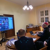 Biskupi i pracownicy kurii w czasie wideokonferencji.