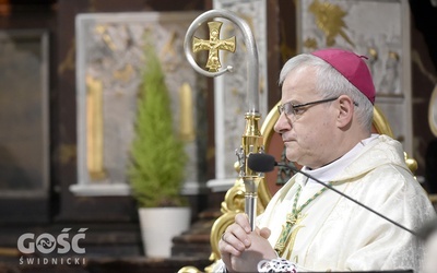 Biskup świdnicki w czasie liturgii 11 lutego.