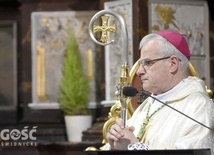 Biskup świdnicki w czasie liturgii 11 lutego.