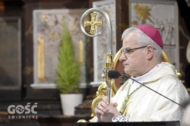 Biskup świdnicki w czasie liturgii 11 lutego.