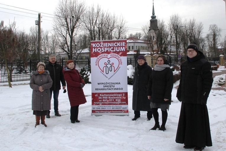 Wolontariusze z ks. Tomaszem Pastuszką.