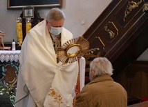 Po Eucharystii bp Wiesław Szlachetka udzielił Bożego błogosławieństwa na sposób lourdzki.