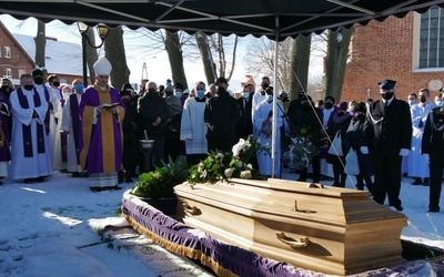 Kapłan został pochowany na cmentarzu przy kościele parafialnym w Żarnowcu.