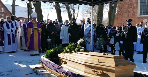 Kapłan został pochowany na cmentarzu przy kościele parafialnym w Żarnowcu.