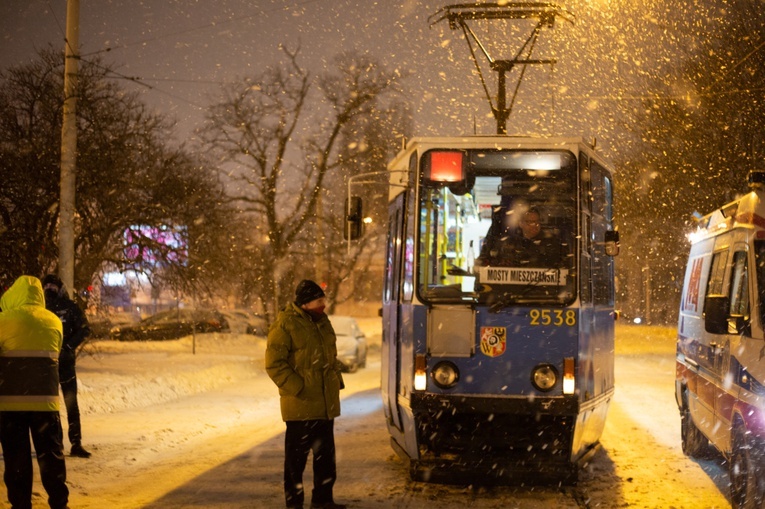 StreetTram na ulicach miasta. Tramwaj ogrzewalnia we Wrocławiu