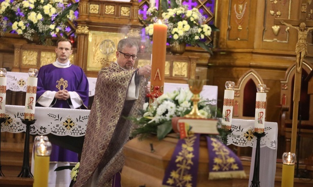 Liturgii pogrzebowej przewodniczył ks. Zygmunt Kostka SDB z Krakowa.