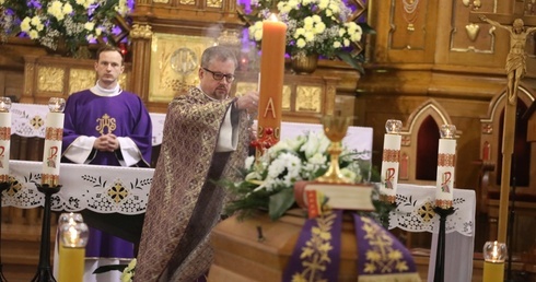 Liturgii pogrzebowej przewodniczył ks. Zygmunt Kostka SDB z Krakowa.