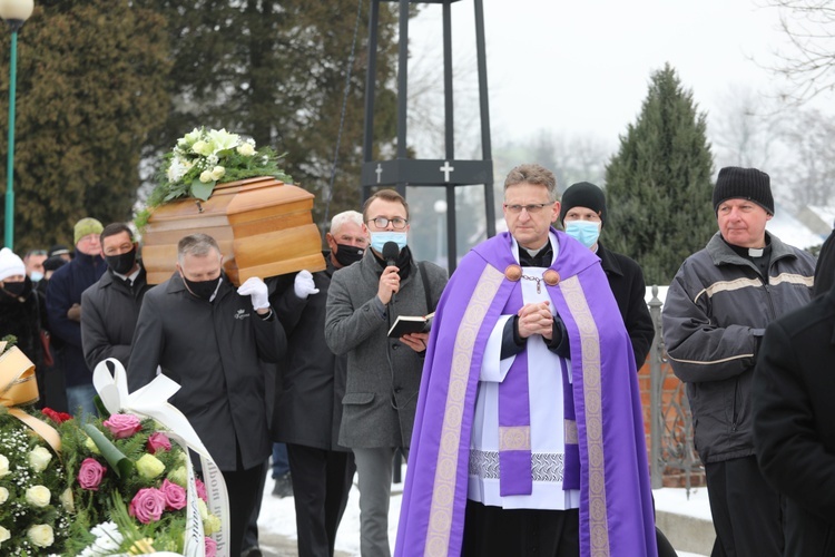 Modlitwom na cmentarzu przewodniczył ks. dyrektor Dariusz Bartocha.