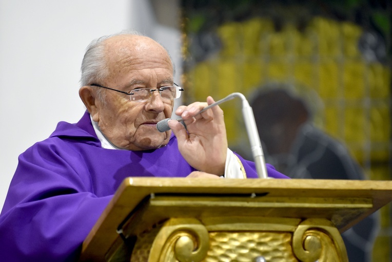 Ks. Stanisław Franczak w czasie ostatniego pożegnania jednego ze swoich kolegów.