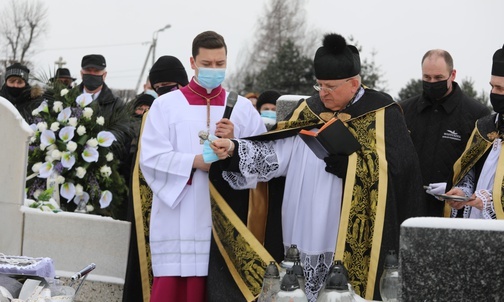 Bp Józef Wróbel przewodniczył również modlitwom na cmentarzu.