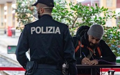 Włoski policjant odłożył notes i protokoły. Zaprowadził bezdomnego Rumuna do sklepu...